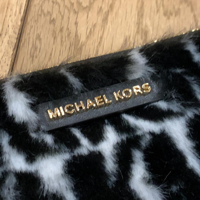 Michael Kors(マイケルコース)のマイケルコース Michael Kors   ファー　ロゴ　クラッチバッグ レディースのバッグ(クラッチバッグ)の商品写真