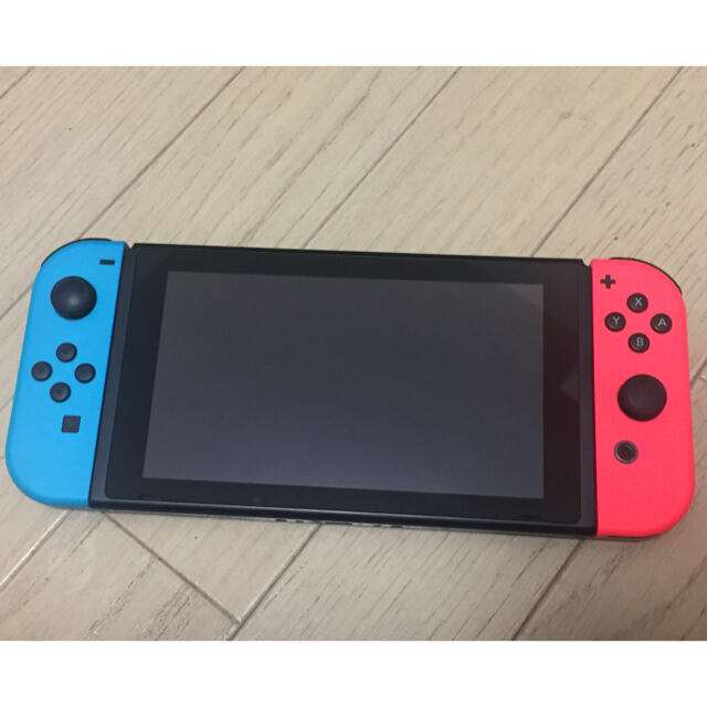 Nintendo Switch(ニンテンドースイッチ)のSwitch ネオンレッド/ネオンブルー 中古 エンタメ/ホビーのゲームソフト/ゲーム機本体(家庭用ゲーム機本体)の商品写真
