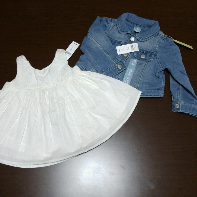 babyGAP(ベビーギャップ)の新品　2セット90 キッズ/ベビー/マタニティのキッズ服女の子用(90cm~)(ブラウス)の商品写真