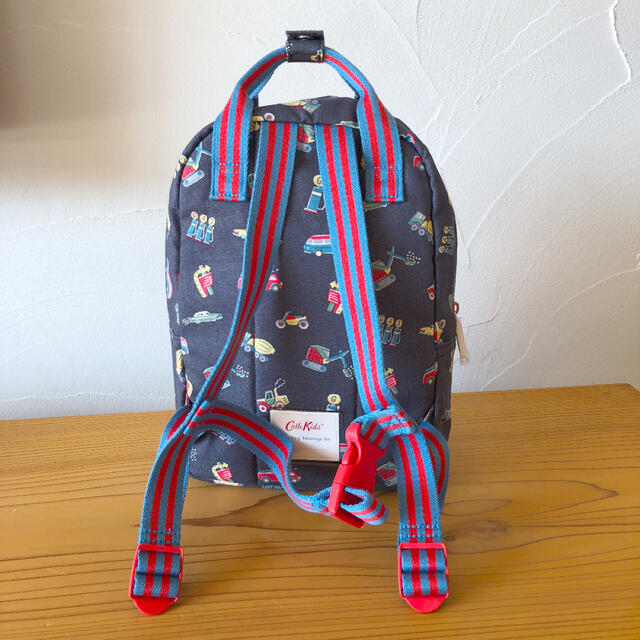 Cath Kidston(キャスキッドソン)のキャスキッドソン ミディアムリュック キッズ　新品　車　ガレージ キッズ/ベビー/マタニティのこども用バッグ(リュックサック)の商品写真