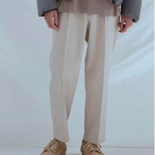 ユニクロ(UNIQLO)のリドム  PE/RAYON RELAX PANTS オフホワイト(スラックス)