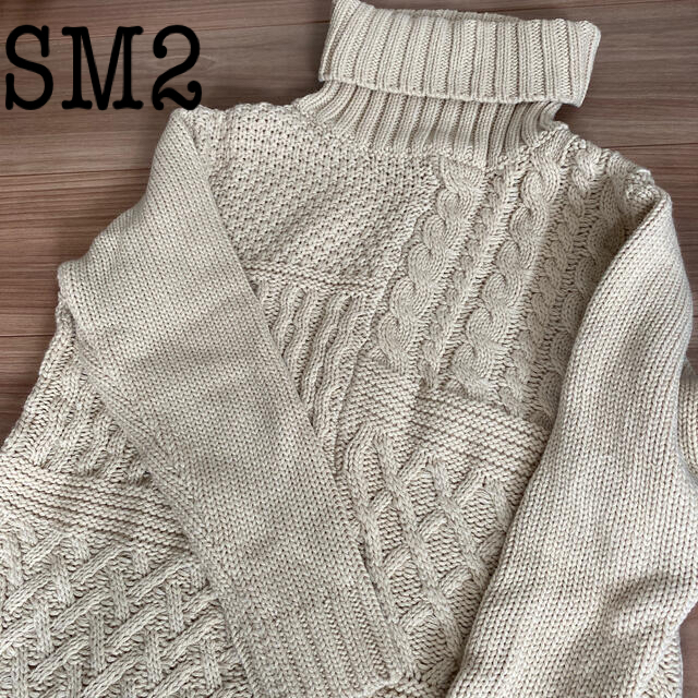 SM2(サマンサモスモス)のSM2 サマンサモスモス  ニット　セーター　ベージュ　スリット　ハイネック　 レディースのトップス(ニット/セーター)の商品写真