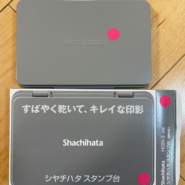 Shachihata(シャチハタ)のシャチハタ スタンプ台 大型 緑、ピンク、空色 インテリア/住まい/日用品の文房具(印鑑/スタンプ/朱肉)の商品写真