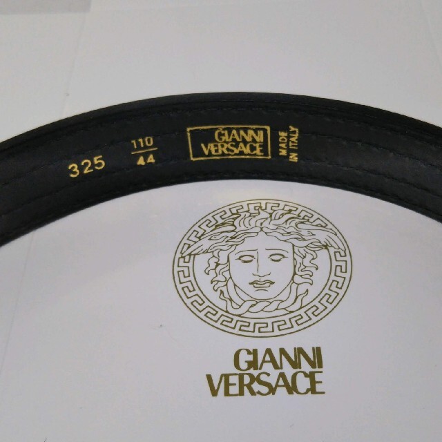 Gianni Versace(ジャンニヴェルサーチ)の新品・未使用品☆ジャンニ・ヴェルサーチ☆金銀色３連コンビ・ヴェルサーチ柄型押し メンズのファッション小物(ベルト)の商品写真