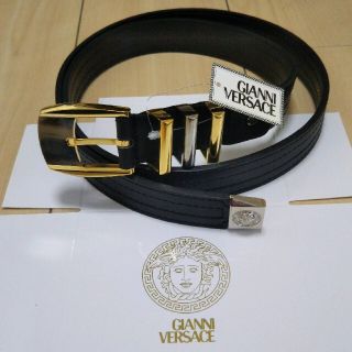 ジャンニヴェルサーチ(Gianni Versace)の新品・未使用品☆ジャンニ・ヴェルサーチ☆金銀色３連コンビ・ヴェルサーチ柄型押し(ベルト)