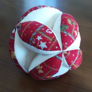 手作り布ボール　クリスマス柄(生地/糸)