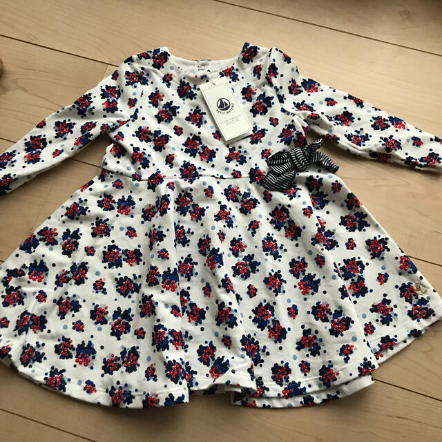 PETIT BATEAU(プチバトー)のプチパドーワンピース新品 キッズ/ベビー/マタニティのベビー服(~85cm)(ワンピース)の商品写真