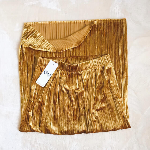 GU(ジーユー)の新品タグ S ジーユー GU クラッシュ ベロア プリーツ スカート イエロー レディースのスカート(ひざ丈スカート)の商品写真