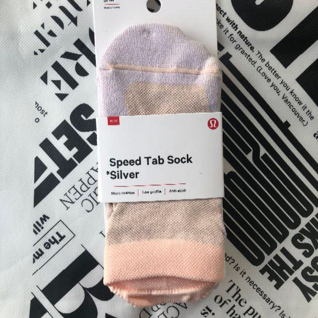 lululemon(ルルレモン)のLululemom ルルレモン Speed Tab Sock Silver レディースのレッグウェア(ソックス)の商品写真