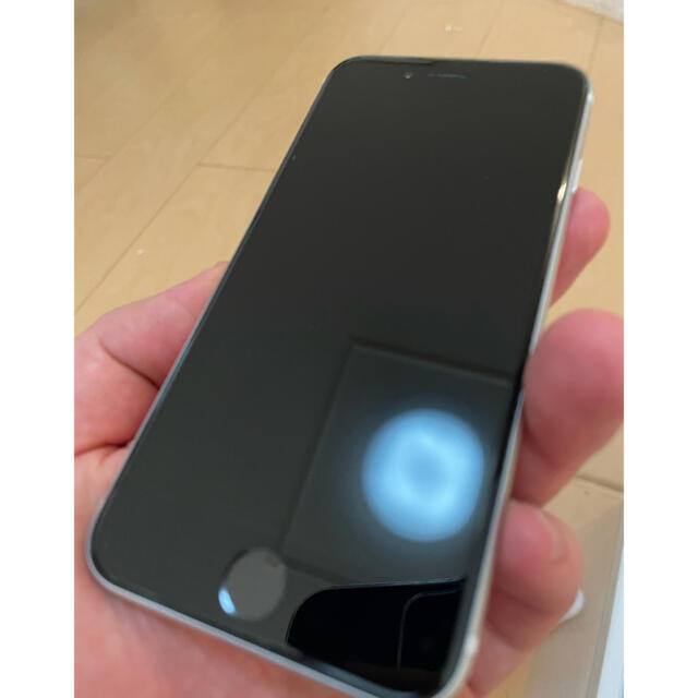 Apple(アップル)のiPhone se2 本体　美品　中古　64gb simフリー版 スマホ/家電/カメラのスマートフォン/携帯電話(携帯電話本体)の商品写真