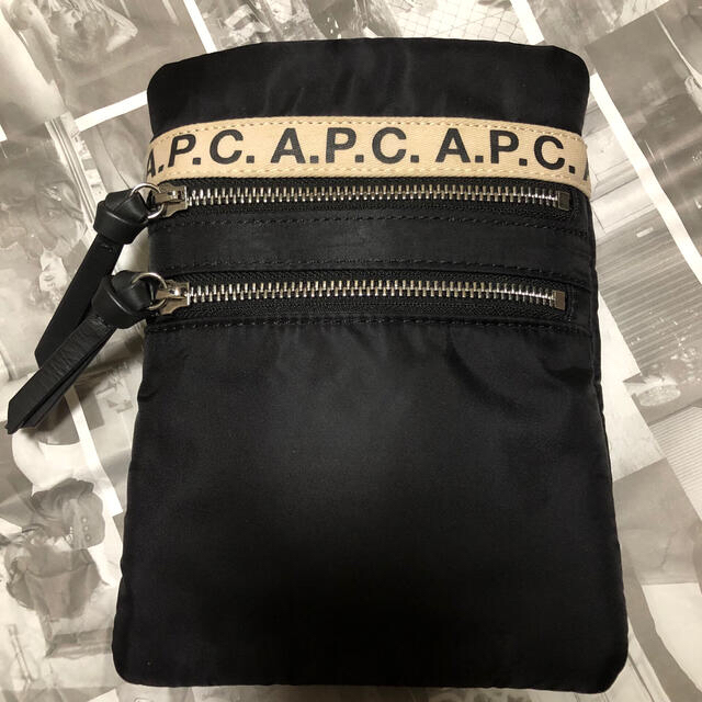 A.P.C(アーペーセー)のa.p.c Repeat ネックポーチ レディースのバッグ(ショルダーバッグ)の商品写真