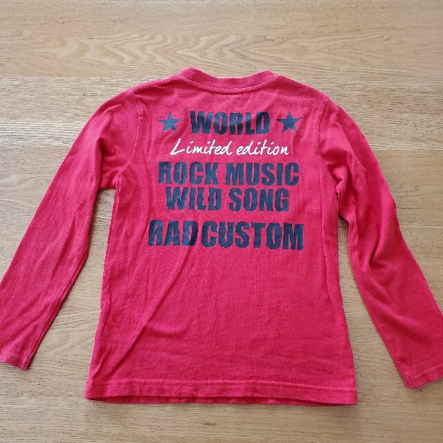 RAD CUSTOM(ラッドカスタム)の値下げ！！　RADCUSTOM　赤ロンT　120 キッズ/ベビー/マタニティのキッズ服男の子用(90cm~)(Tシャツ/カットソー)の商品写真