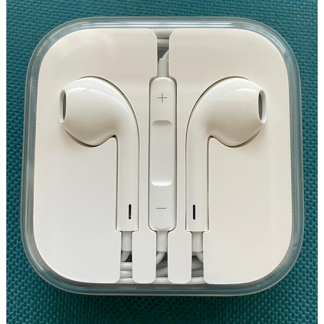 【Apple EarPods】3.5mmイヤホン端子付 スマホ/家電/カメラのスマホアクセサリー(ストラップ/イヤホンジャック)の商品写真