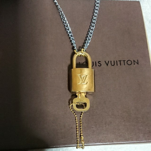 LOUIS VUITTON(ルイヴィトン)のルイヴィトン ゴールド カデナ南京錠、鍵付き！ メンズのアクセサリー(ネックレス)の商品写真