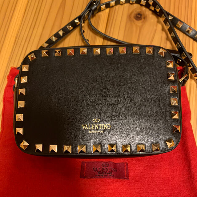 VALENTINO(ヴァレンティノ)のValentino バレンティノ　ロックスタッズショルダーバック レディースのバッグ(ショルダーバッグ)の商品写真