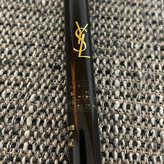 Yves Saint Laurent Beaute(イヴサンローランボーテ)のイブサンローラン　アイライナー　エフォシル　ブラック コスメ/美容のベースメイク/化粧品(アイライナー)の商品写真