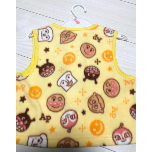 新品 男の子 女の子 ベビー アンパンマン スリーパー ベスト 90cm 黄色 キッズ/ベビー/マタニティのキッズ服男の子用(90cm~)(パジャマ)の商品写真