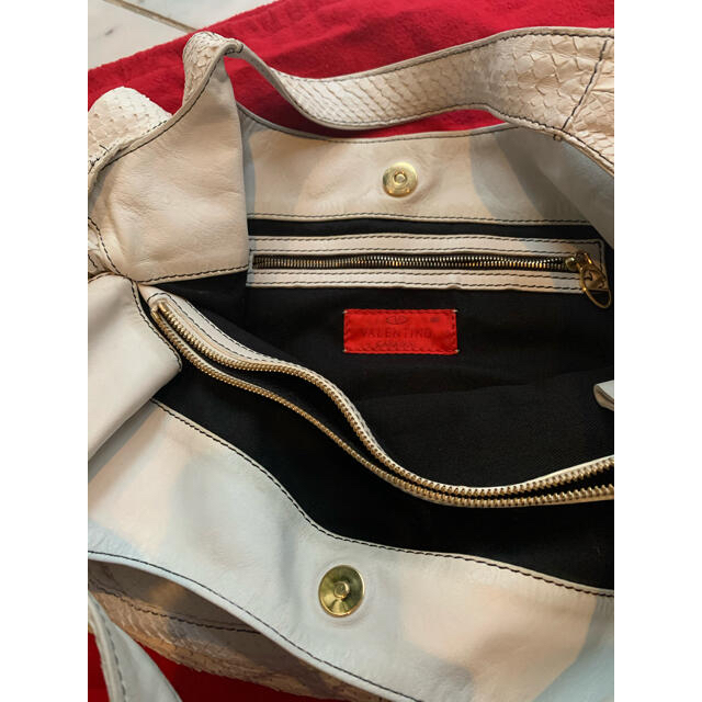 VALENTINO(ヴァレンティノ)のRuru様専用　バレンチノ　パイソン　リボンバック　白 レディースのバッグ(ショルダーバッグ)の商品写真