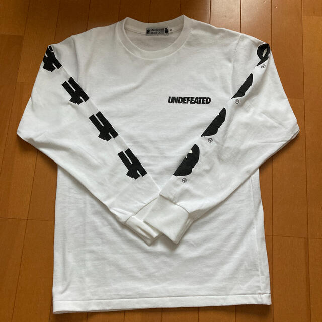 A BATHING APE(アベイシングエイプ)の【新品未使用】undefeated ape コラボロンT Sサイズ ホワイト メンズのトップス(Tシャツ/カットソー(七分/長袖))の商品写真