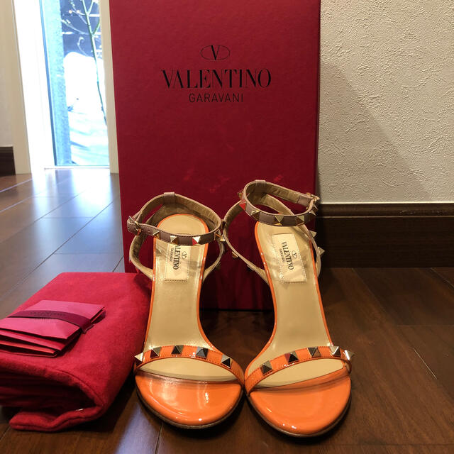 VALENTINO(ヴァレンティノ)のヴァレンティノ　ロックスタッズサンダル　35 レディースの靴/シューズ(サンダル)の商品写真