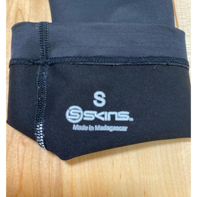 SKINS(スキンズ)のスキンズ　コンプレッション　カーフタイツ スポーツ/アウトドアのトレーニング/エクササイズ(トレーニング用品)の商品写真