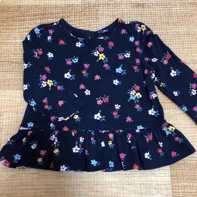 babyGAP(ベビーギャップ)のbabyGAP 花柄ペプラムトップス キッズ/ベビー/マタニティのベビー服(~85cm)(Ｔシャツ)の商品写真