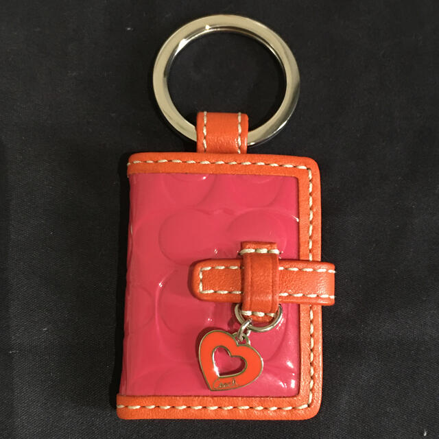 COACH(コーチ)のcoach キーホルダー　チャーム　写真入れ付き レディースのファッション小物(キーホルダー)の商品写真