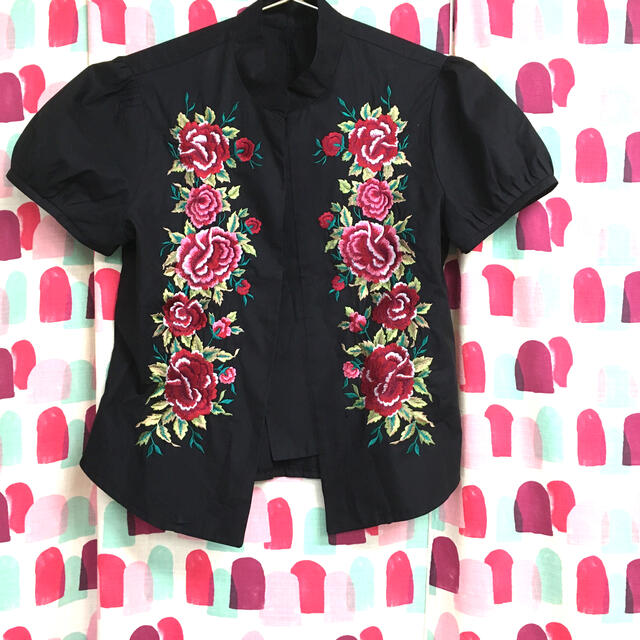 薔薇刺繍の黒ブラウス レディースのトップス(シャツ/ブラウス(半袖/袖なし))の商品写真