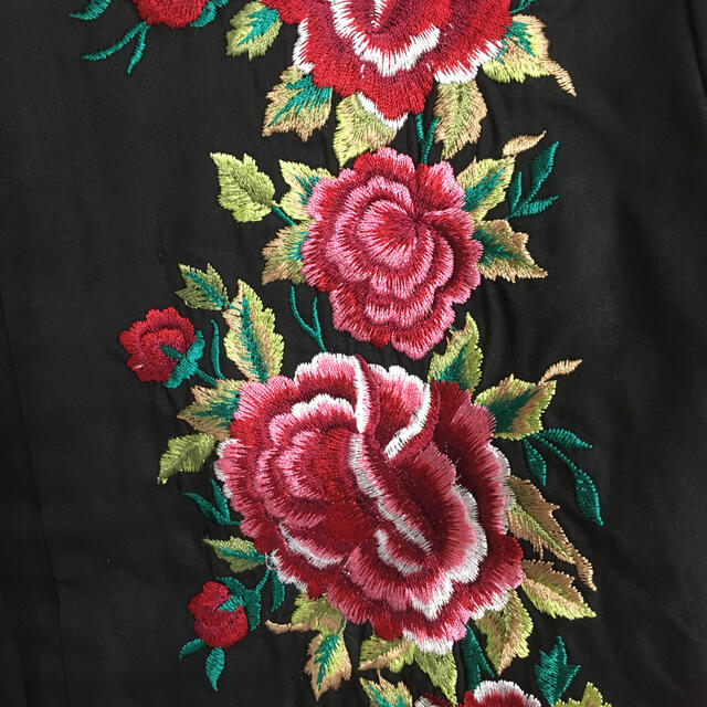 薔薇刺繍の黒ブラウス レディースのトップス(シャツ/ブラウス(半袖/袖なし))の商品写真