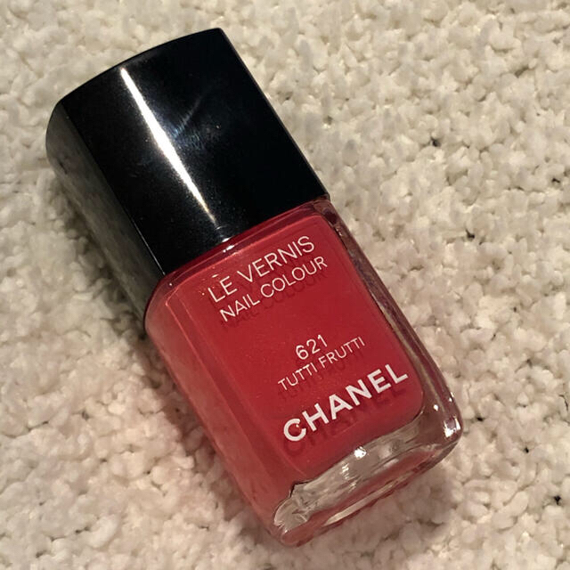 CHANEL(シャネル)のシャネル　ヴェルニ　621 tutti frutti コスメ/美容のネイル(ネイル用品)の商品写真