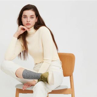 ユニクロ(UNIQLO)のユニクロ　エクストラファインメリノ　リブタートルネックセーター（長袖）(ニット/セーター)