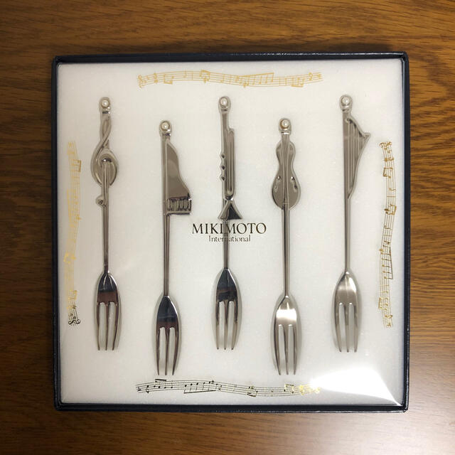 MIKIMOTO(ミキモト)のミキモト　真珠の小粒付　楽器フォーク　5本セット インテリア/住まい/日用品のキッチン/食器(食器)の商品写真