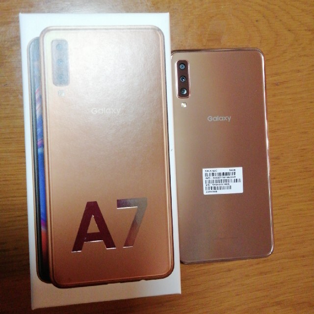 Galaxy(ギャラクシー)のGalaxy A7　ゴールド　 未使用品 スマホ/家電/カメラのスマートフォン/携帯電話(スマートフォン本体)の商品写真