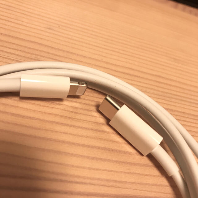 iPhone(アイフォーン)のiPhoneアクセサリ USB-C - Lightningケーブル（1 m） スマホ/家電/カメラのスマートフォン/携帯電話(バッテリー/充電器)の商品写真