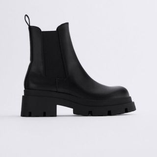 ザラ(ZARA)のzara  サイドゴアブーツ　トラックソール付き　ローヒールアンクルブーツ(ブーツ)