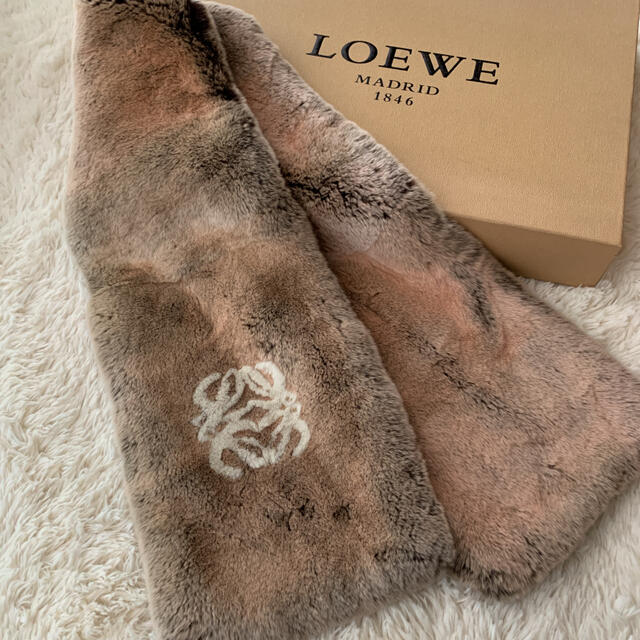 ロエベ  LOEWE ふわふわファーショール アナグラムレディース