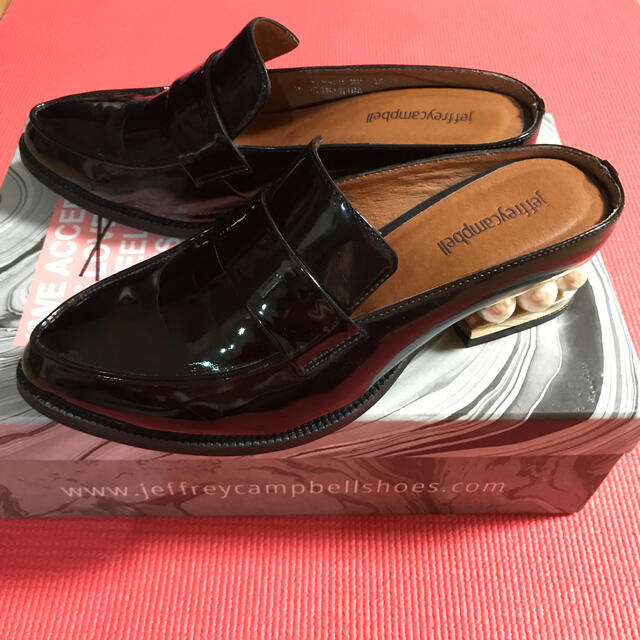 JEFFREY CAMPBELL(ジェフリーキャンベル)の美品‼︎ JEFFREY CAMPBELL パールローファーミュール レディースの靴/シューズ(ローファー/革靴)の商品写真