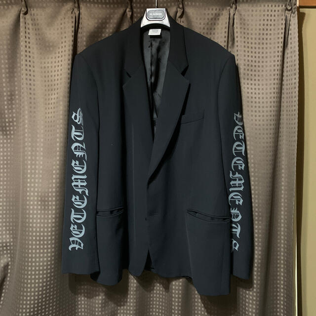 超目玉】 VETEMENTS GOTHIC LOGO TAILORED JACKET テーラードジャケット