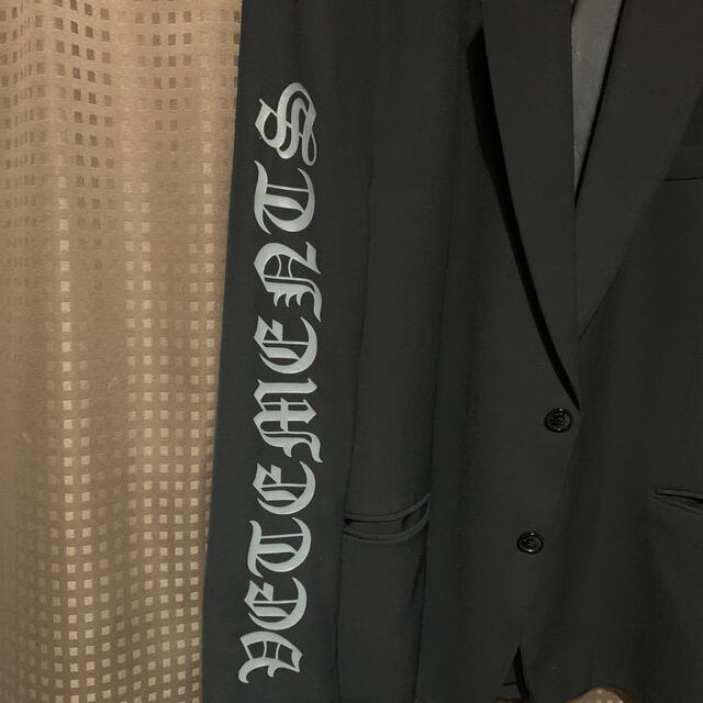 VETEMENTS  GOTHIC LOGO TAILORED JACKET メンズのジャケット/アウター(テーラードジャケット)の商品写真