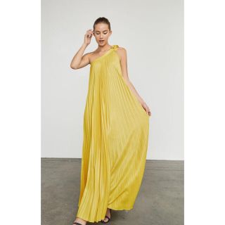 ビーシービージーマックスアズリア(BCBGMAXAZRIA)の❤️BCBGMAXAZRIA 20秋新作新品　イエロードレス　パーティー(ロングドレス)