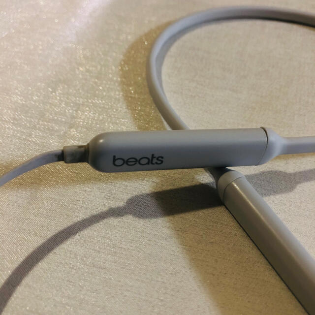 Beats by Dr Dre(ビーツバイドクタードレ)のbeatsX ワイヤレス　イヤホン　ジャンク品 スマホ/家電/カメラのオーディオ機器(ヘッドフォン/イヤフォン)の商品写真