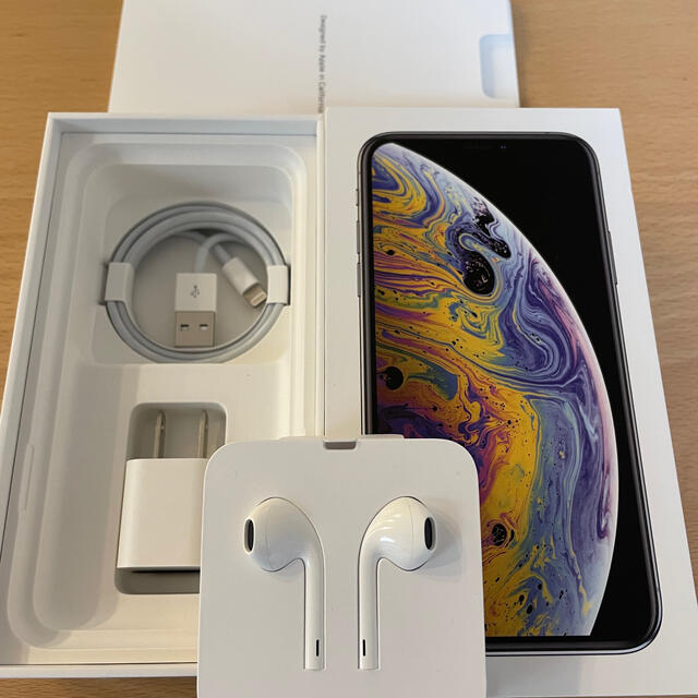 iPhone(アイフォーン)の【美品】iPhone Xs Silver 256 GB SIMロック解除済 スマホ/家電/カメラのスマートフォン/携帯電話(スマートフォン本体)の商品写真