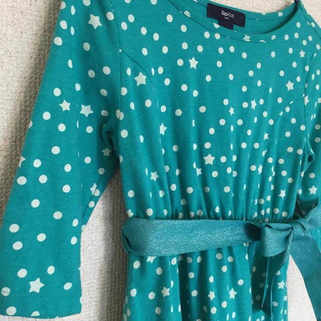 GAP Kids(ギャップキッズ)のGAPkidsワンピース星柄100110 キッズ/ベビー/マタニティのキッズ服女の子用(90cm~)(ワンピース)の商品写真