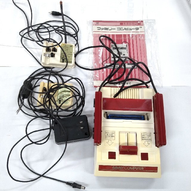 ファミリーコンピュータ(ファミリーコンピュータ)のファミコン　本体ジャンクセット　説明書付き エンタメ/ホビーのゲームソフト/ゲーム機本体(家庭用ゲーム機本体)の商品写真