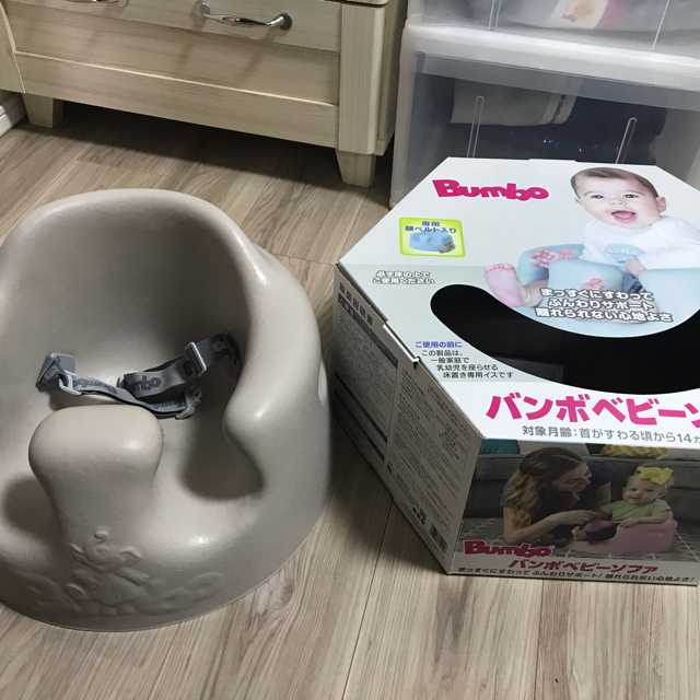 Bumbo(バンボ)のバンボ　サンド ベージュ　ベビーソファ  キッズ/ベビー/マタニティのキッズ/ベビー/マタニティ その他(その他)の商品写真