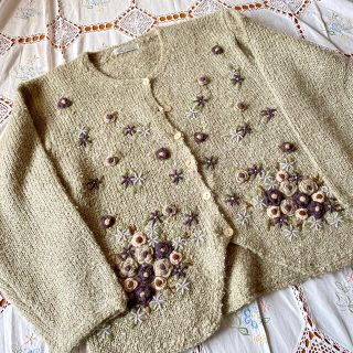 ロキエ(Lochie)の若草色のお花刺繍カーディガン(カーディガン)