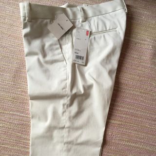 ユニクロ(UNIQLO)のユニクロ  ストレッチストレート白パンツ(カジュアルパンツ)