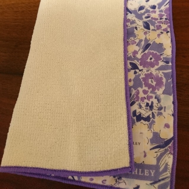 LAURA ASHLEY(ローラアシュレイ)のLAURA ASHLEY ハンカチーフ 花柄 紫 レディースのファッション小物(ハンカチ)の商品写真
