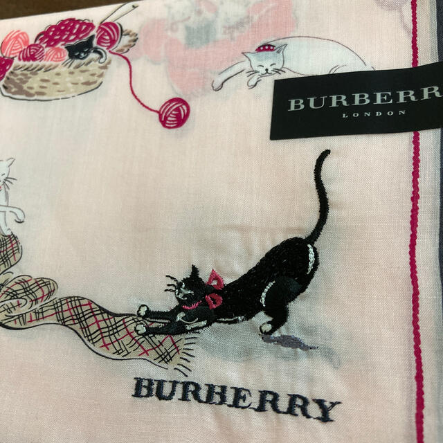 BURBERRY(バーバリー)のバーバリー　ハンカチ　刺繍　ネコ　猫 レディースのファッション小物(ハンカチ)の商品写真