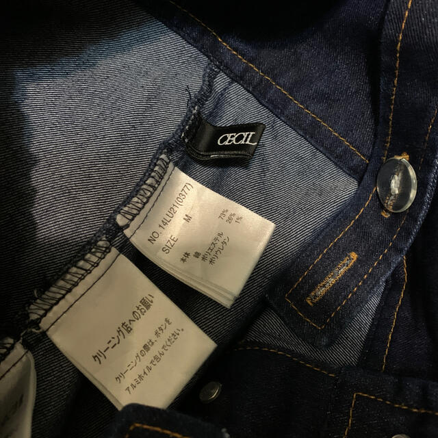 CECIL McBEE(セシルマクビー)のサス付きデニムスカート レディースのスカート(ひざ丈スカート)の商品写真